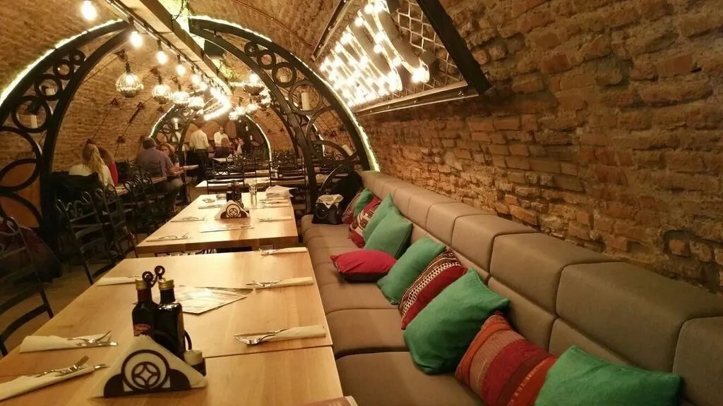 Afacere 15 imagine RESTAURANT HANU' LUI MANUC