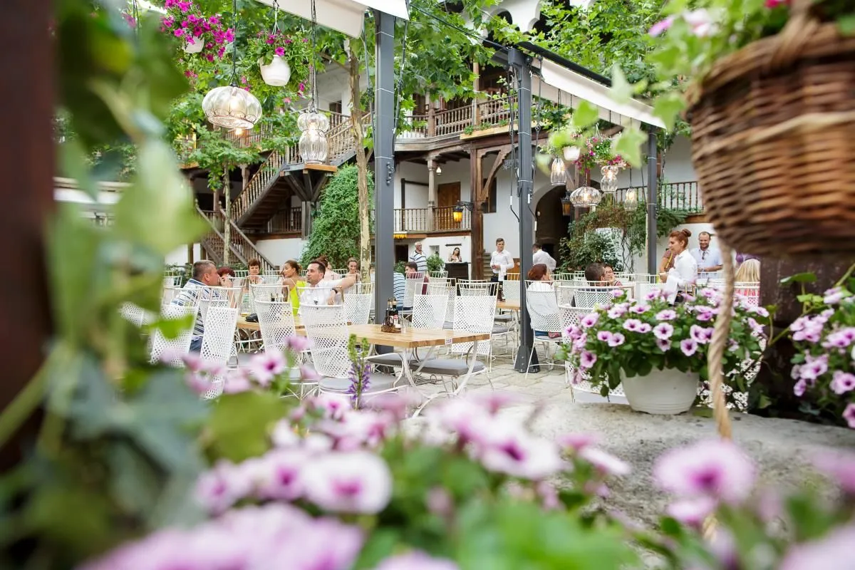 Afacere 4 imagine RESTAURANT HANU' LUI MANUC