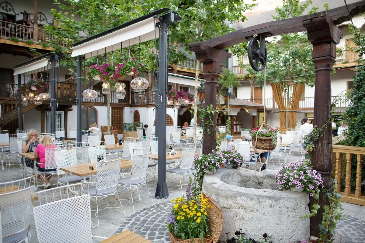 Afacere 18 imagine RESTAURANT HANU' LUI MANUC